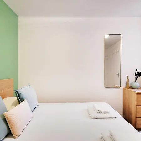 Enchanting 2 Bdr Parisian Appartamento