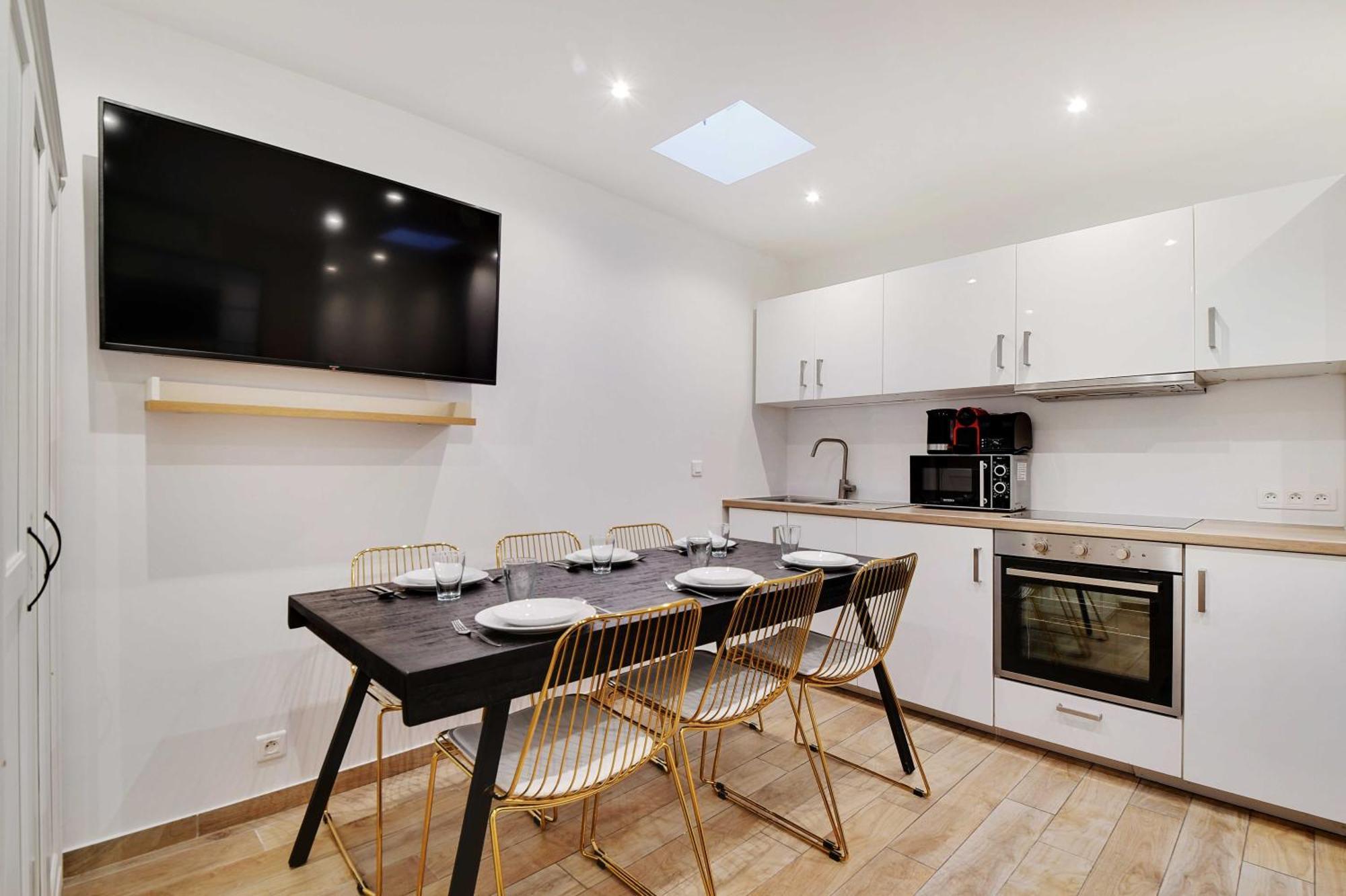 Enchanting 2 Bdr Parisian Appartamento