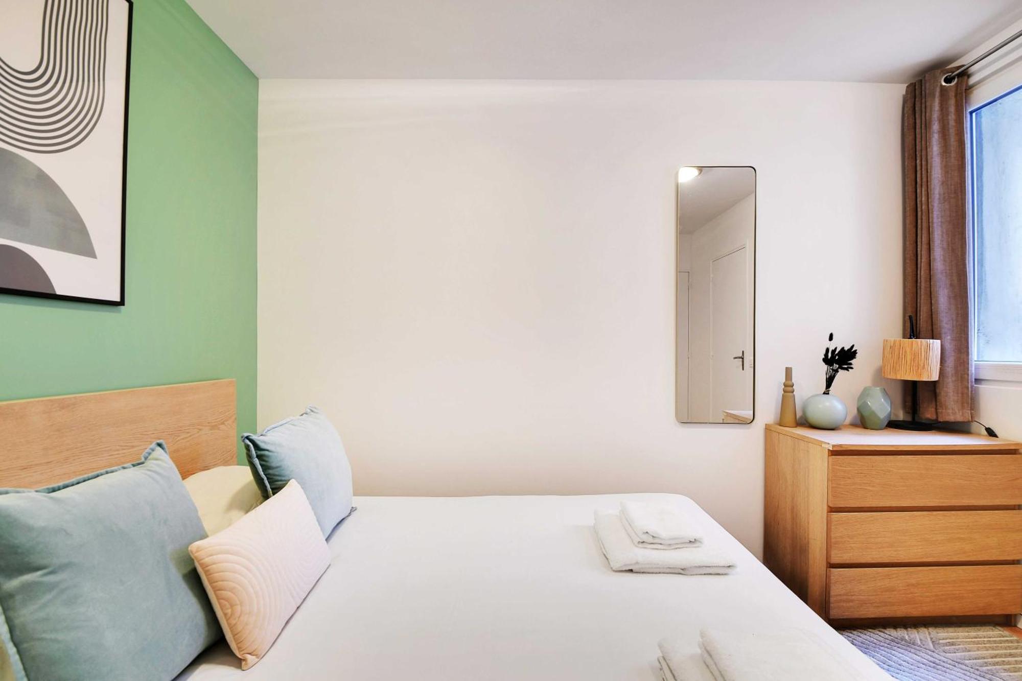 Enchanting 2 Bdr Parisian Appartamento